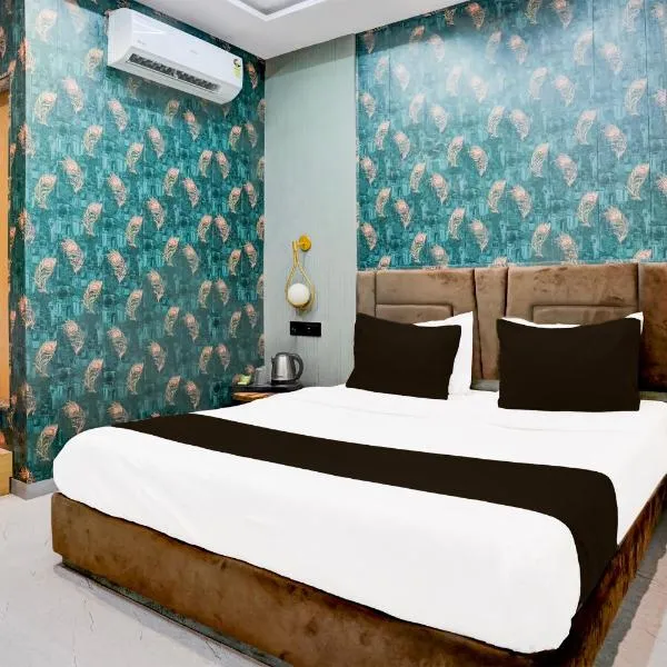 Collection O Adajan Formerly Hotel Sky Palace，位于Bhatha的酒店
