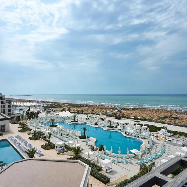 Sea Breeze Resort, Beachfront apartment with a balcony and sea view，位于Nardaran的酒店