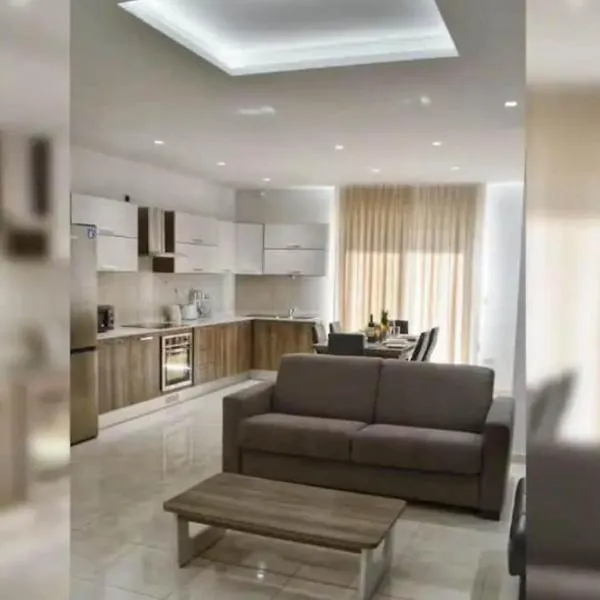 Spacious 3 bedroom Apartment, close to Sliema, Valletta & Sea, Sleeps 12!，位于姆西达的酒店