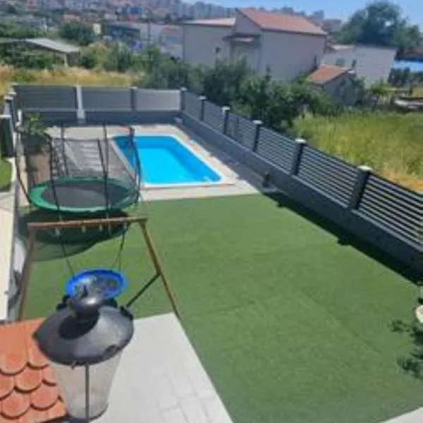 Villa AS MOON with pool，位于斯普利特的酒店