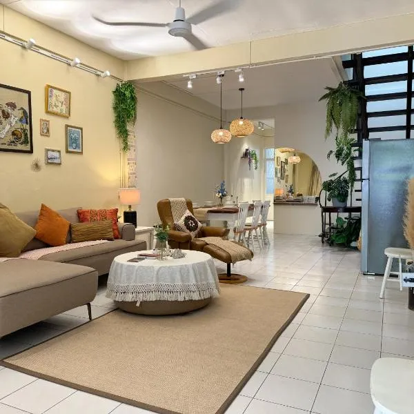 3 Bedroom ENTIRE HOME Full Kitchen 8 MINS from MRT HUAY KWANG，位于bangkok的酒店