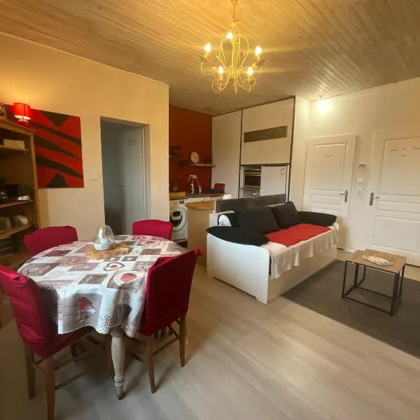 Ravissant T2, Cl 3 étoiles, 3 pers et 1 enf , 3 lits, parking et patio，位于Saint-Sever的酒店