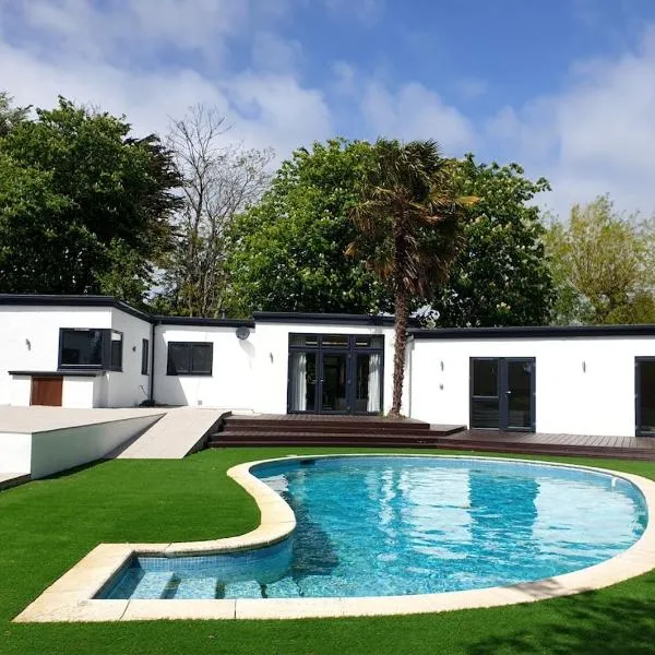 Tranquil & Unique Villa on the UK's sunniest place，位于Ratton Village的酒店