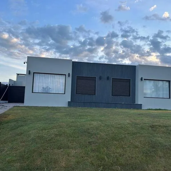 Casa en Pirapolis Brisas del Mar dos dormitorios con vista al Cerro Pan de Azúcar，位于皮里亚波利斯的酒店