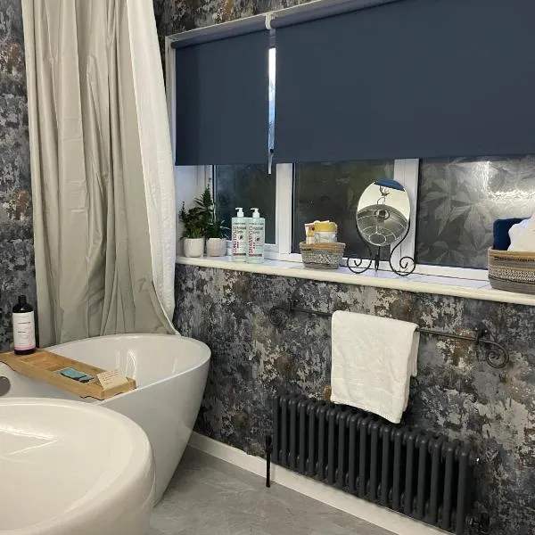 Number 78 Guest house M56 junction 12 located 5 minutes drive from Frodsham Continental breakfast Included，位于弗罗德舍姆的酒店