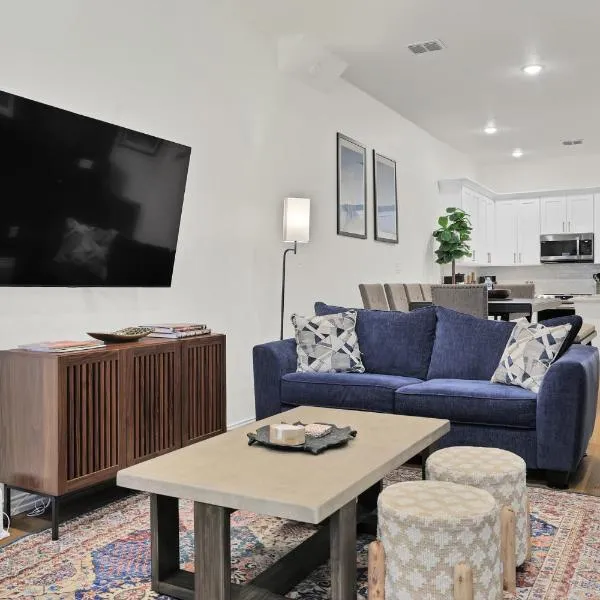 Victory Villa - Lux Townhome Walk 2 Globe Life - Rangers & Cowboys Stadiums，位于阿林顿的酒店