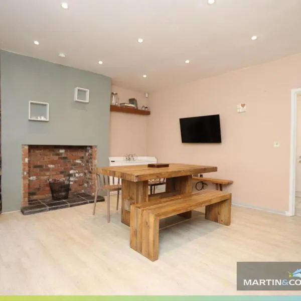The PINK House , FREE Parking , 3 Bedrooms , Garden , close to M4 and countryside!，位于Rogerstone的酒店