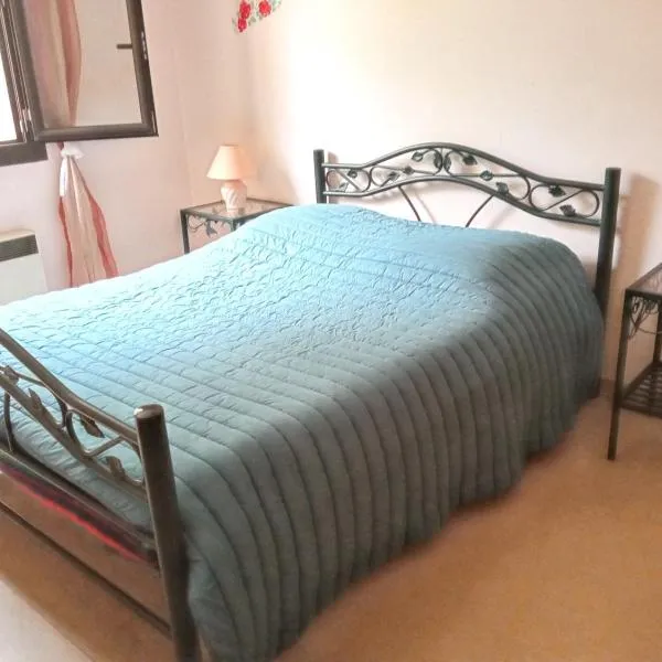 Appartement charmant avec vue sur lac et montagne – 75 m²，位于Fontrabiouse的酒店