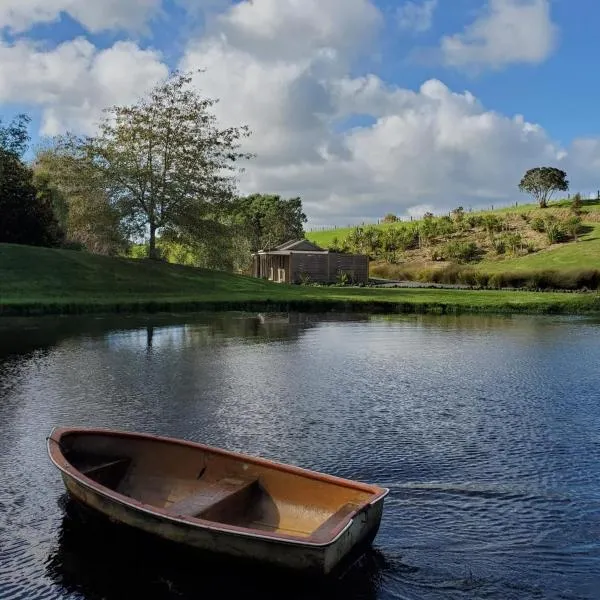 Two Off Grid Country Cabins 1 Double Bed in Each，位于Waitoki的酒店