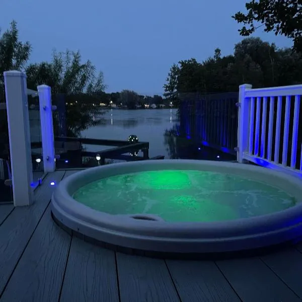 Lakeside Bliss with Fishing Peg and Hot Tub，位于塔特舍尔的酒店