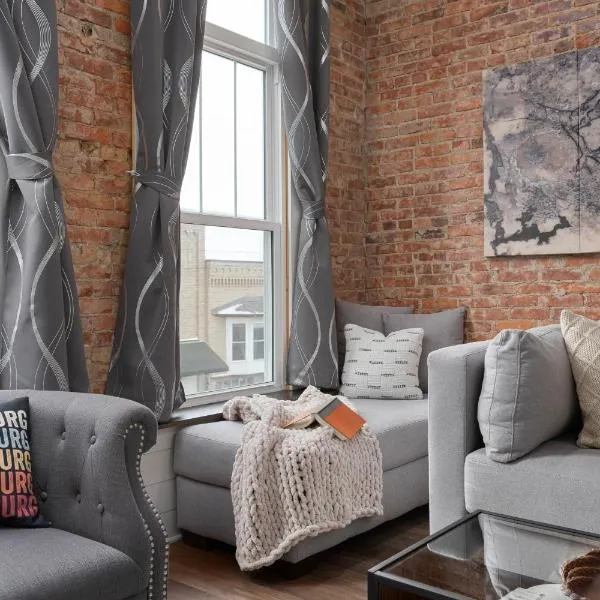 Chic Downtown Getaway - Fireplace & Soaking Tub - by Cross-Key Vacation Rentals，位于米勒斯堡的酒店