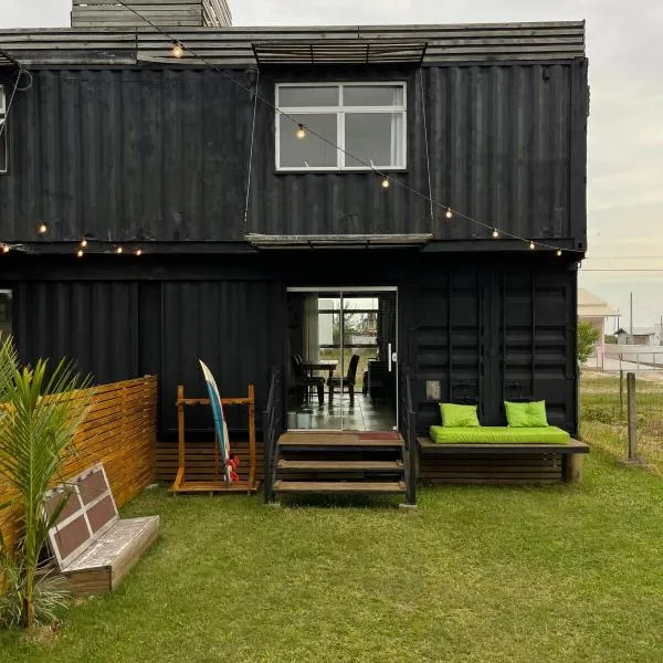 The Box Container House casa oceano，位于因比图巴的酒店
