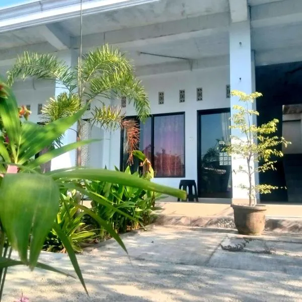 NURBATA HOLDING'S Hostel，位于龙目岛库塔的酒店