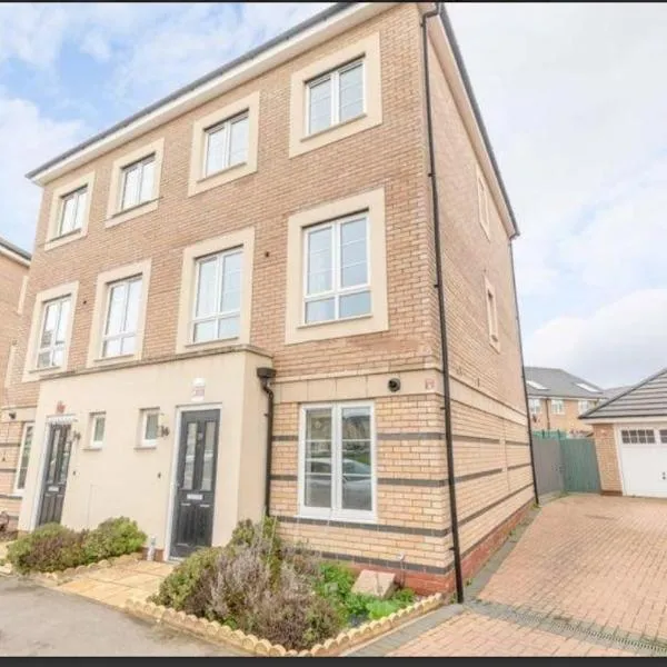 Kings Reach Slough nr Legoland and Ascot Stylish Homely House Sleeps Eight，位于兰利沼泽的酒店