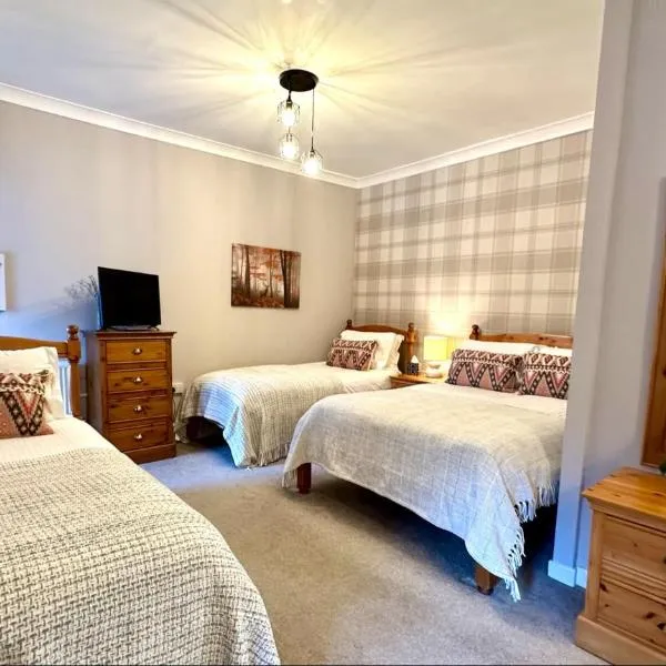 Beechtree Cottage, Ardle Family Room, Kirkmichael，位于柯克麦科尔的酒店