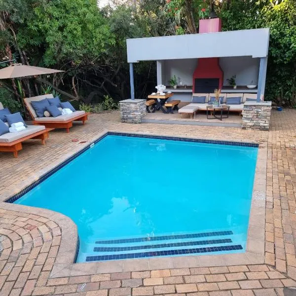 Luxury solar powered villa with pool and sauna in Northcliff，位于约翰内斯堡的酒店