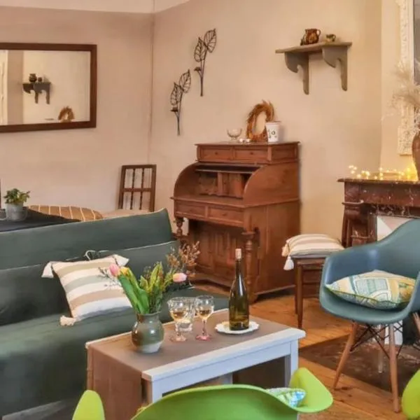 Maison charmante à Mauzun avec jardin et patio fleuri，位于Mauzun的酒店