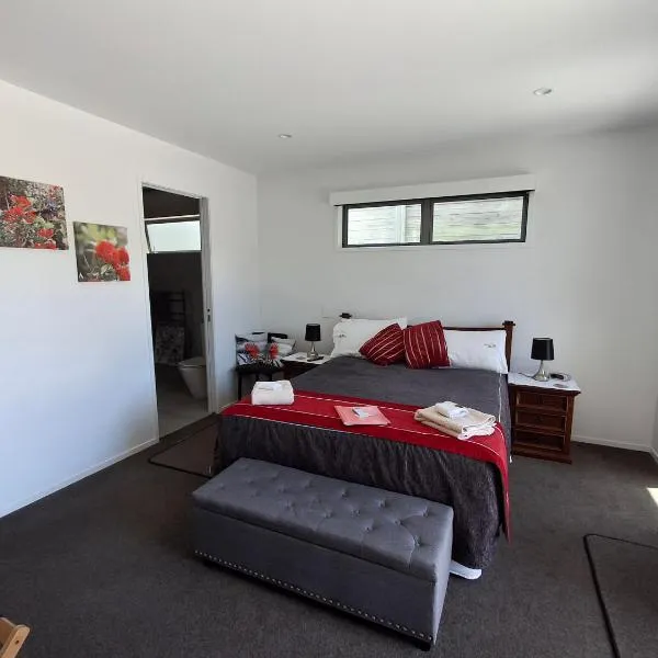 Papamoa Beach, Pohutukawa Deluxe Studio, on Hugoway，位于Papamoa的酒店