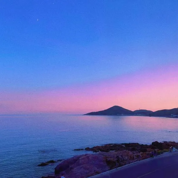 Qingdao Wushe Yujianshanju Tangchi Seaview Hotel，位于青岛的酒店