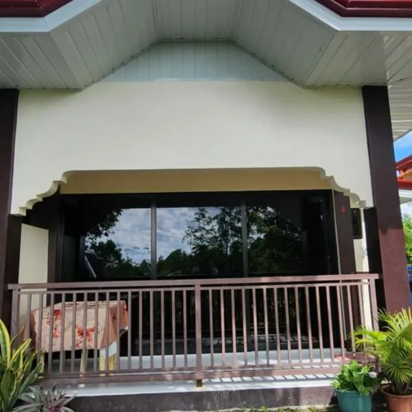Nanay Eustiquia Complex Beach Resort，位于Saavedra的酒店