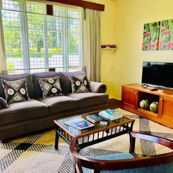 Cozy 3BR Wooden Retreat，位于苏瓦的酒店