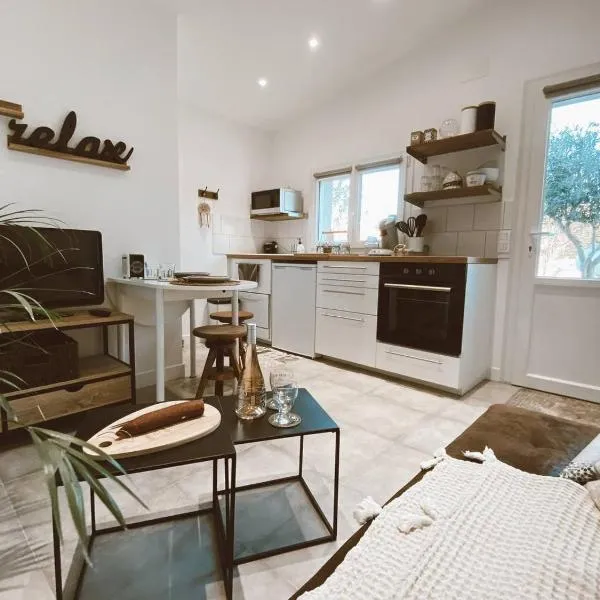 Charmant Studio Design Au Calme Avec Piscine，位于勒米伊的酒店