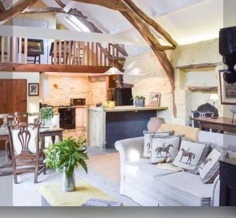 Glovers cottage private hot tub and super king，位于Llanrhystyd的酒店