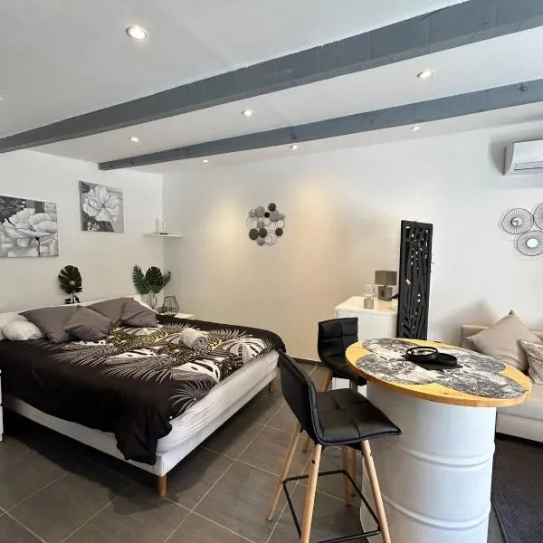 Beautiful studio in a secure private residence，位于Taradeau的酒店