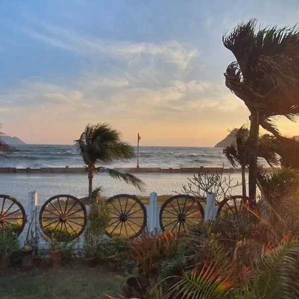 SeeSea Thai wooden house on beachfront，位于班武里府的酒店