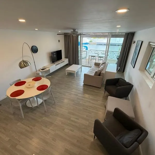 Luxury Waterfront Villa 431 F，位于Jolly Harbour的酒店
