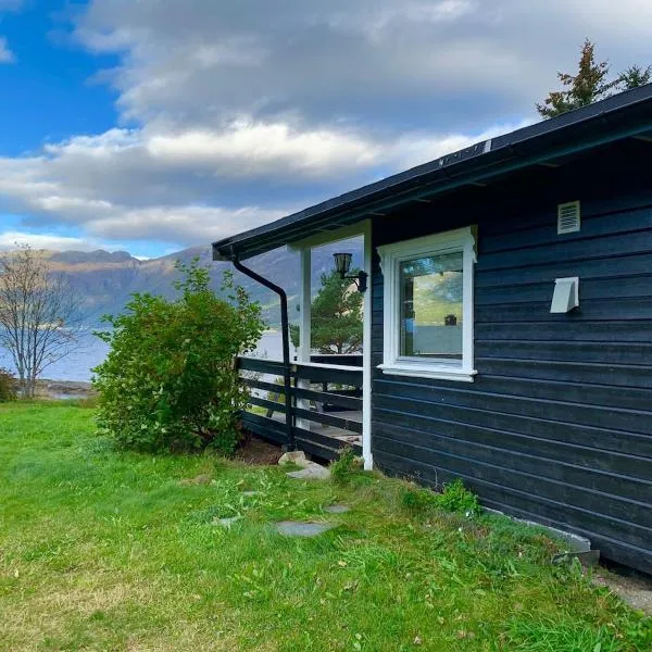 Cabin "Morell" by the Hardangerfjord，位于Utne的酒店