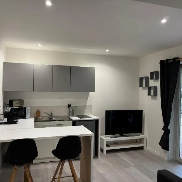 La Cigalière 1 charmant T1 bis avec terrasse dans villa，位于Solliès-Ville的酒店