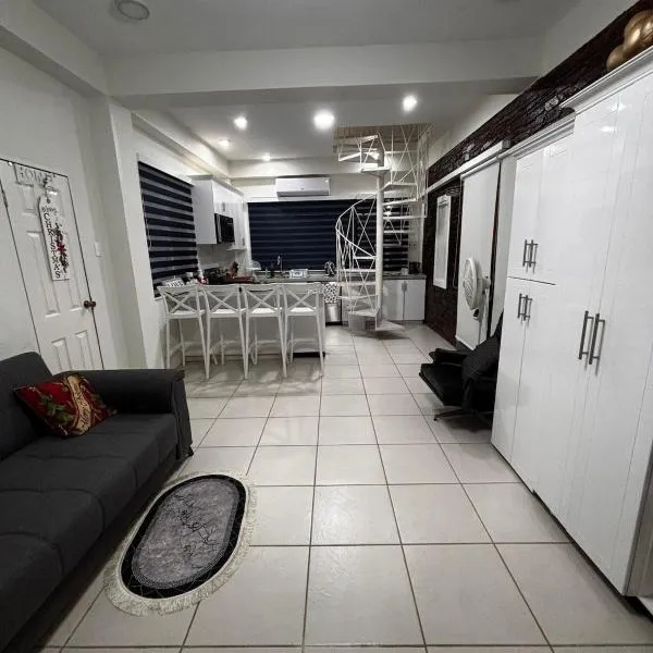 Elm's Secret Nest, Westmoorings-2 Bedroom Suite and Pool，位于西班牙港的酒店