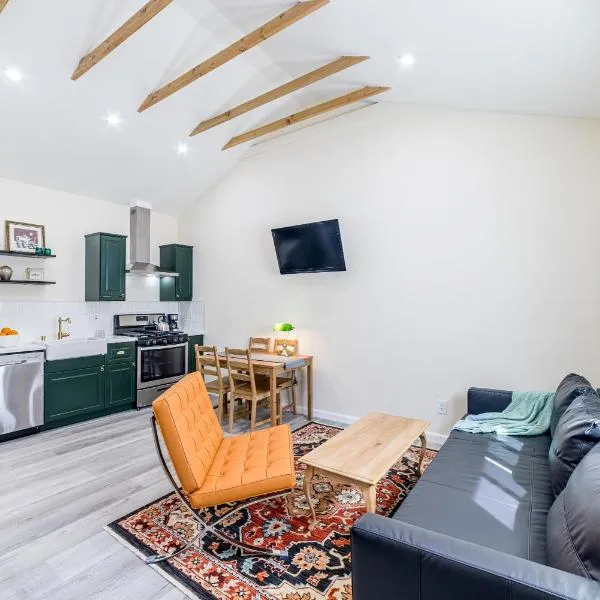 Private stylish studio, near CSUN, Fast Wi-Fi，位于格拉纳达山的酒店