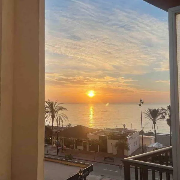 Estudio primer line playa Fuengirola 3 people，位于福恩吉罗拉的酒店