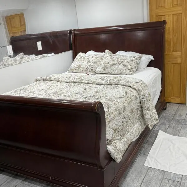 JFK Private Studio Apartment，位于Morris Park的酒店