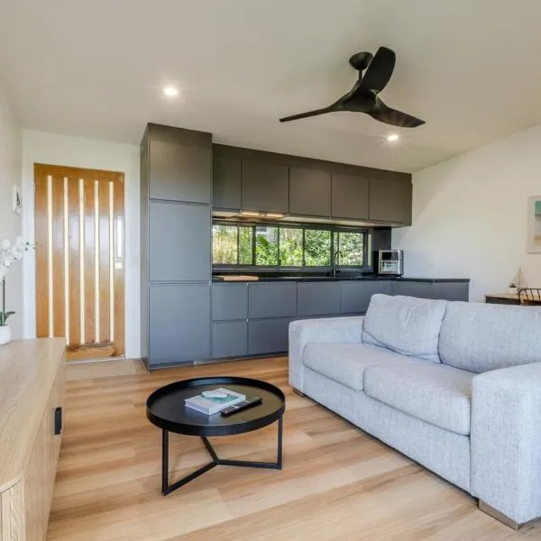 Our Treehouse near Mooloolaba，位于布德林姆的酒店