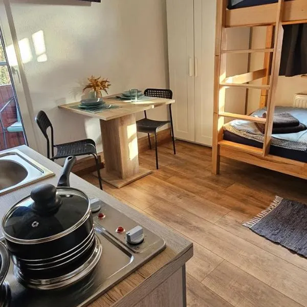 Monteurzimmer mit Küche und Bad，位于坡道旁盖斯林根的酒店