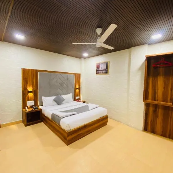 Hotel AVK-Near Kokilaben Hospital & Versova Beach- Rooms with Kitchen，位于孟买的酒店