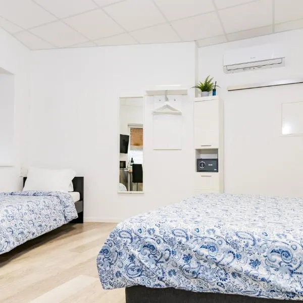 Private room #2 with King size & Single, ground floor, AC, 2min to RAB，位于拉姆斯泰因-米森巴赫的酒店