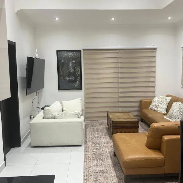 Luxury Modern 2 bed getaway Near Airport，位于Dzorwulu的酒店