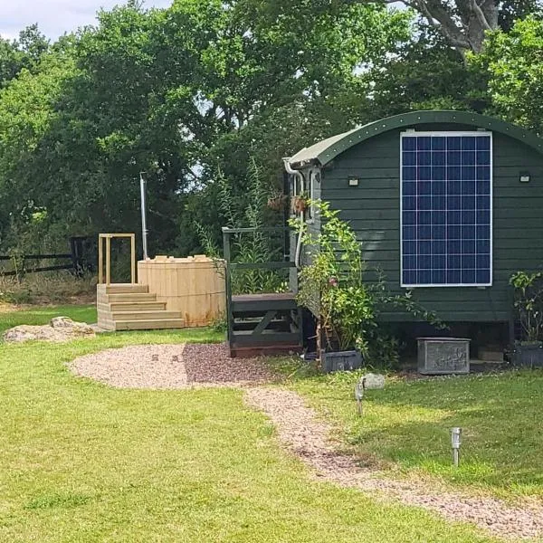 Cosy Off Grid Shepherds Hut with Wood Fired Hot Tub，位于Cheriton Bishop的酒店