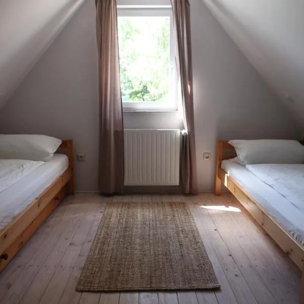 Lütt Hus Rügen, Ferienhaus in Strandnähe，位于Garz-Rügen的酒店