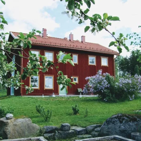 Allsta Gård Kretsloppshuset B&B，位于Björknäs的酒店