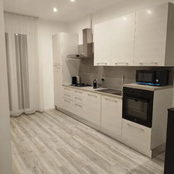 Appartamento Moderno, Comfort, Mare e Posizione Top，位于法尔科纳拉·玛里提马的酒店