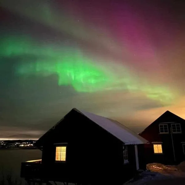 Vågen Fjordbuer - Snekkerbua，位于Ravlo的酒店