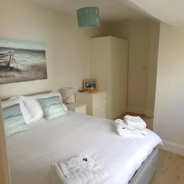 3TheDome - Luxury Ground Floor Apartment opposite the Beach, Barton on Sea，位于滨海巴顿的酒店