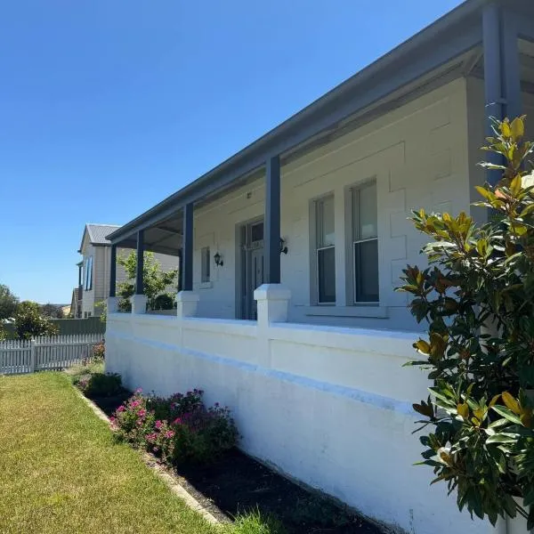 1920's Local Heritage Character home 'Rangatira' 3 bedroom, 2 living room family home，位于芒特甘比尔的酒店