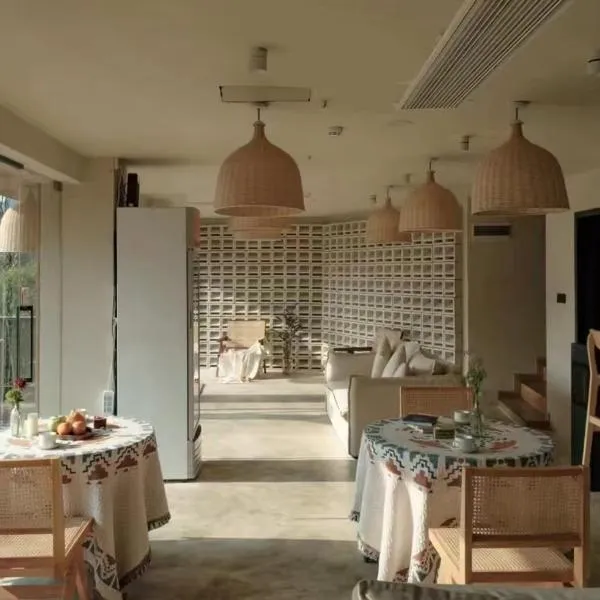 Starlight Naked Cliff View Hotel Xijiang Qianhu Miao Village Branch，位于西江的酒店