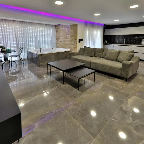 שקיעה בים 75 - דירה מהממת עם ג'קוזי ספא ליד הים יש מקלט，位于海法的酒店